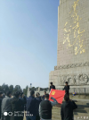 在碑前听入党誓言。
