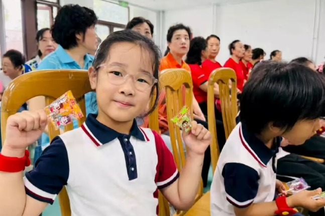 老幼联欢会参加者 孟洋洲